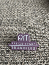 Lade das Bild in den Galerie-Viewer, Freizeitpark Traveller Pin Lila