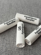 Lade das Bild in den Galerie-Viewer, Freizeitpark Traveller Lippenpflegestife (1x Stück)