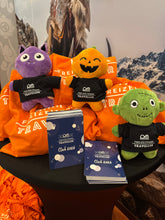 Lade das Bild in den Galerie-Viewer, Freizeitpark Traveller Halloween Kuscheltiere
